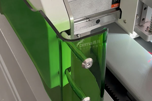 得馬F11高速裁切機局部
