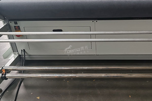 得馬高速裁切機(jī)寫(xiě)真機(jī)架